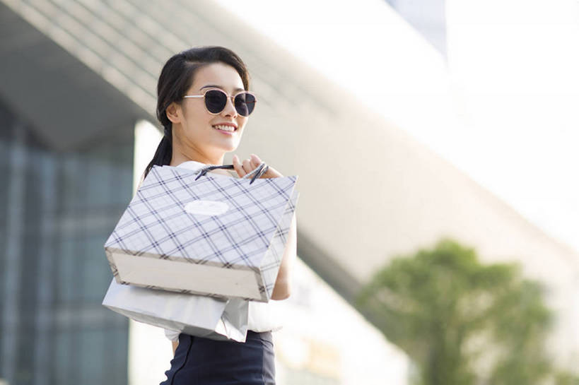 东方人,成年人,头发,一个人,笑,微笑,露齿笑,横图,室外,白天,侧面,购物,度假,时尚,快乐,幸福,消费,美景,城市风光,城市,建筑,商场,北京,中国,亚洲,仅一个年轻女性,仅一个女性,仅一个人,握,包,景观,购物袋,娱乐,现代,太阳镜,站着,享受,休闲,景色,放松,活力,零售,握着,金融,摄影,生活方式,女装,享乐,都市风光,购买,选购,贸易,东亚,血拼,年轻女性,女人,女性,亚洲人,中国人,年轻人,休闲活动,彩图,欢乐,bj175