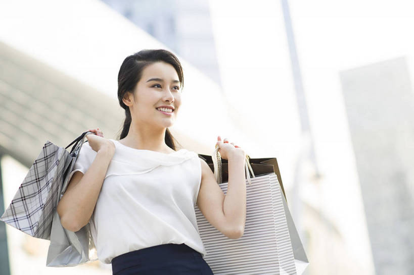 东方人,成年人,头发,一个人,笑,微笑,露齿笑,横图,室外,白天,正面,裙子,购物,度假,时尚,快乐,幸福,消费,美景,城市风光,城市,建筑,商场,北京,中国,亚洲,仅一个年轻女性,仅一个女性,仅一个人,握,包,景观,购物袋,娱乐,现代,站着,享受,休闲,景色,放松,活力,零售,握着,金融,摄影,生活方式,女装,享乐,都市风光,购买,选购,贸易,东亚,血拼,年轻女性,女人,女性,亚洲人,中国人,年轻人,休闲活动,半身,彩图,欢乐,bj175