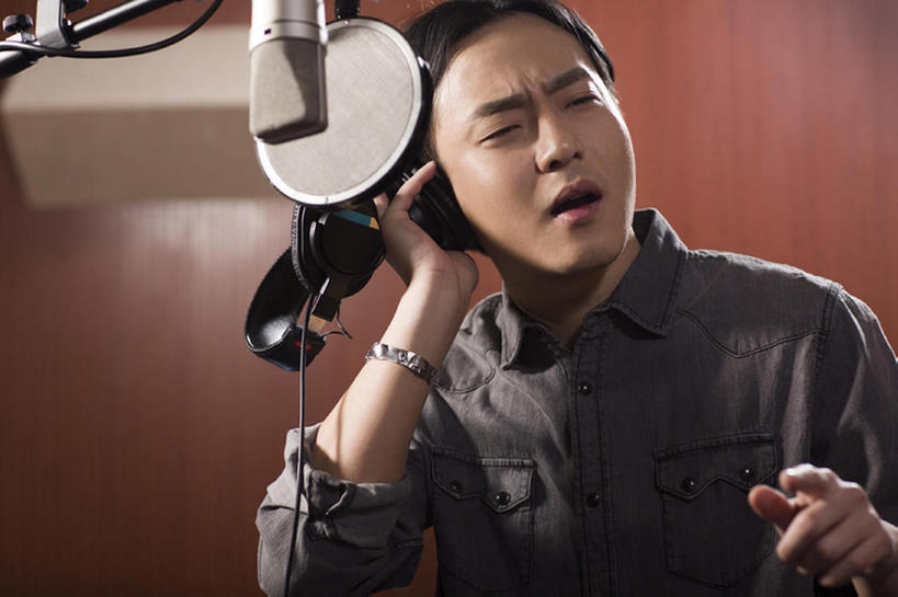 东方人,成年人,脸,头,脸颊,一个人,横图,室内,夜晚,正面,衬衫,时尚,北京,中国,亚洲,仅一个男性,仅一个人,握,音乐,听,休闲装,娱乐,现代,肩膀,仅一个年轻男性,耳麦,站着,张嘴,休闲,握着,艺术家,摄影,唱,专心,录音棚,麦克风,录音,享乐,扩音器,爱好,音乐人,张大嘴巴,东亚,男人,男性,年轻男性,亚洲人,中国人,年轻人,头部,脸部,脸蛋,面部,张开嘴,歌手,彩图,欢乐,数码录音机,数字录音器,bj175