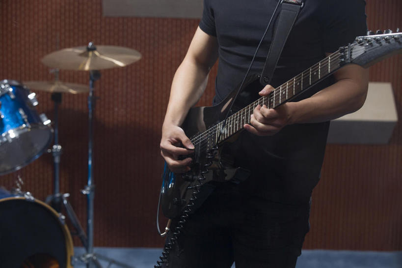 东方人,成年人,手,一个人,横图,室内,夜晚,时尚,热情,北京,中国,亚洲,仅一个男性,仅一个人,表演,握,钹,电吉他,鼓,吉他,乐器,弦乐器,音乐,休闲装,娱乐,表演者,现代,仅一个年轻男性,站着,休闲,活力,握着,艺术家,摄影,部分,酷,享乐,弹拨弦鸣乐器,爱好,吉他手,音乐人,东亚,爵士鼓,摇滚乐,男人,男性,年轻男性,亚洲人,中国人,年轻人,歌手,彩图,弹拨弦乐器,拨弦乐器,弹拨乐器,bj175