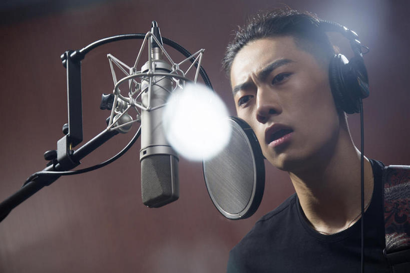 东方人,成年人,脸,头,脸颊,一个人,横图,室内,夜晚,正面,时尚,热情,北京,中国,亚洲,仅一个男性,仅一个人,音乐,听,休闲装,娱乐,现代,肩膀,仅一个年轻男性,耳麦,站着,休闲,活力,艺术家,摄影,唱,专心,录音棚,麦克风,录音,酷,扩音器,爱好,音乐人,东亚,男人,男性,年轻男性,亚洲人,中国人,年轻人,头部,脸部,脸蛋,面部,歌手,彩图,数码录音机,数字录音器,bj175