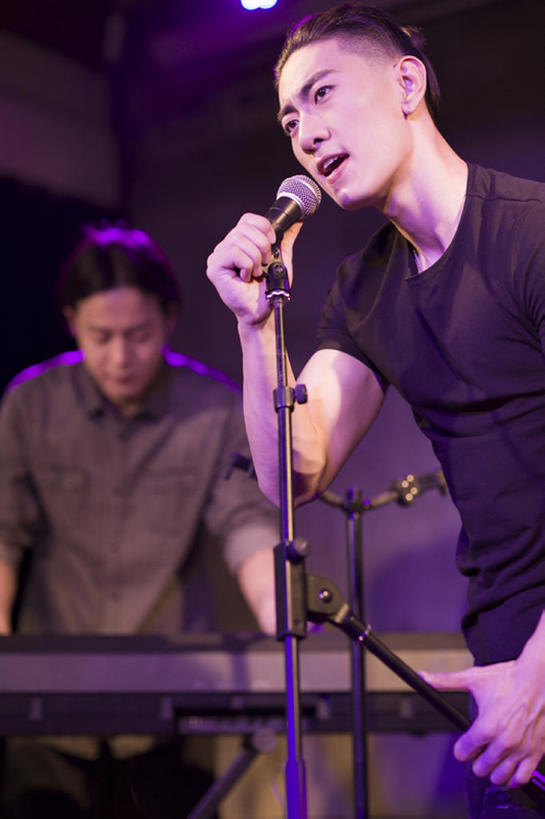 东方人,成年人,两个人,舞台,竖图,室内,夜晚,正面,时尚,友谊,热情,合作,信心,北京,中国,亚洲,乐队,表演,握,乐器,音乐,休闲装,娱乐,表演者,现代,站着,张嘴,休闲,活力,握着,艺术家,摄影,唱,专心,麦克风,酷,扩音器,爱好,音乐人,张大嘴巴,东亚,技能,摇滚乐,男人,男性,年轻男性,亚洲人,中国人,年轻人,张开嘴,歌手,半身,彩图,舞台灯光,摇摆舞,电子琴,bj175