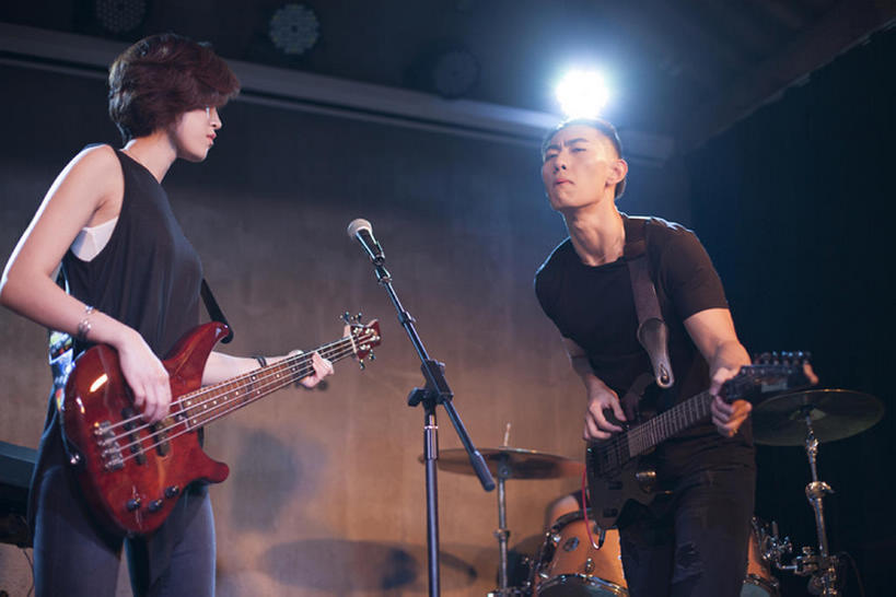 东方人,成年人,两个人,舞台,横图,室内,夜晚,正面,仰视,时尚,热情,北京,中国,亚洲,表演,握,电吉他,吉他,乐器,弦乐器,音乐,休闲装,娱乐,表演者,现代,站着,休闲,活力,握着,艺术家,摄影,唱,麦克风,酷,享乐,扩音器,弹拨弦鸣乐器,爱好,逆光,吉他手,音乐人,东亚,技能,摇滚乐,男人,男性,年轻男性,年轻女性,女人,女性,亚洲人,中国人,年轻人,歌手,彩图,低角度拍摄,舞台灯光,摇摆舞,弹拨弦乐器,拨弦乐器,弹拨乐器,bj175