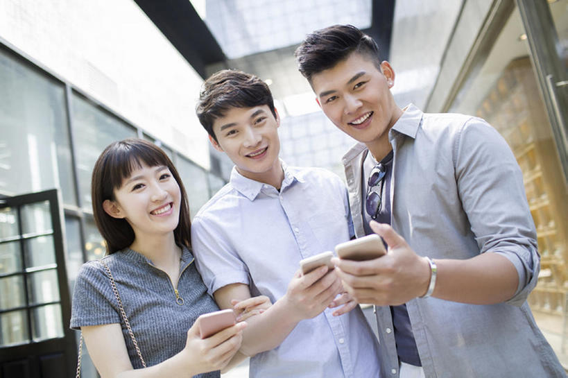 东方人,成年人,三个人,学生,笑,微笑,露齿笑,横图,室外,白天,正面,衬衫,爱情,时尚,快乐,友谊,幸福,技术,城市,建筑,手机,北京,中国,亚洲,连接,握,浪漫,联系,注视,休闲装,现代,观察,看,站着,休闲,温暖,温馨,短袖,恩爱,放松,亲密,握着,恋人,摄影,生活方式,观看,和睦,察看,享乐,合影,关注,智能手机,东亚,陪同,无线电技术,陪伴,无忧无虑,男人,男性,年轻男性,年轻女性,女人,女性,亚洲人,中国人,年轻人,情侣,大学生,休闲活动,半身,彩图,欢乐,伴侣,融洽,伴随,bj175