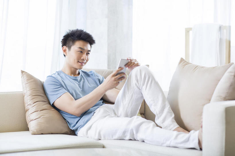 东方人,成年人,一个人,家庭,家,笑,微笑,露齿笑,横图,室内,白天,留白,正面,快乐,幸福,技术,窗户,沙发,城市,建筑,手机,北京,中国,亚洲,仅一个男性,仅一个人,握,房屋,公寓,T恤,休闲装,光脚,干净,现代,仅一个年轻男性,看,靠,靠着,休闲,舒服,温暖,温馨,一家人,赤脚,短袖,放松,握着,摄影,生活方式,和睦,起居室,舒适,住房,享乐,简单,发短信,房地产,家居服,逆光,智能手机,东亚,软垫,无线电技术,男人,男性,年轻男性,亚洲人,中国人,年轻人,休闲活动,躺着,仰卧,彩图,全身,欢乐,融洽,bj175