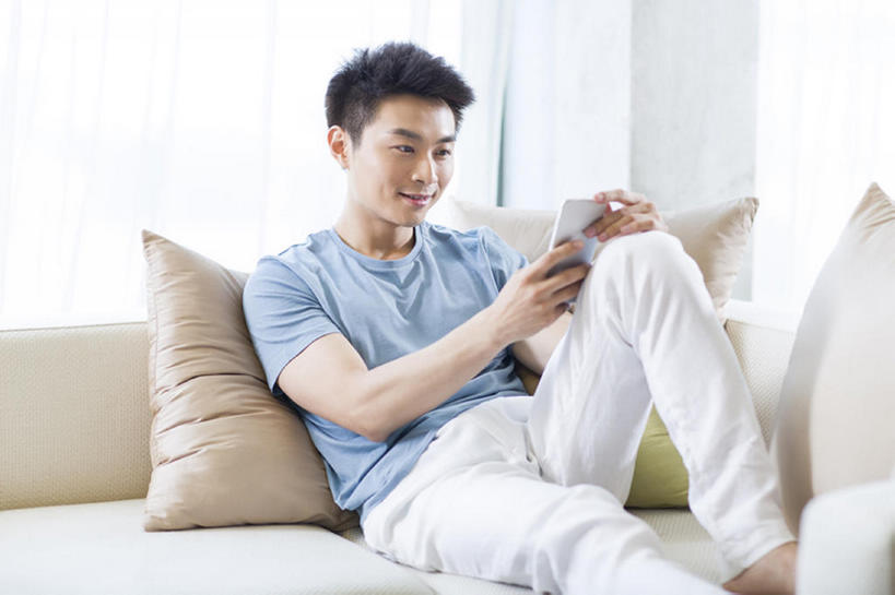 东方人,成年人,一个人,家庭,家,笑,微笑,露齿笑,横图,室内,白天,留白,正面,快乐,幸福,技术,窗户,沙发,城市,建筑,手机,北京,中国,亚洲,仅一个男性,仅一个人,握,房屋,公寓,T恤,休闲装,光脚,干净,现代,仅一个年轻男性,看,靠,靠着,休闲,舒服,温暖,温馨,一家人,赤脚,短袖,放松,握着,摄影,生活方式,和睦,起居室,舒适,住房,享乐,简单,发短信,房地产,家居服,逆光,智能手机,东亚,软垫,无线电技术,男人,男性,年轻男性,亚洲人,中国人,年轻人,休闲活动,躺着,仰卧,彩图,欢乐,融洽,bj175