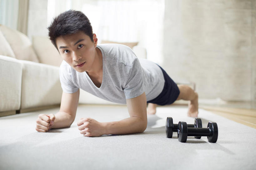 东方人,成年人,一个人,家庭,家,微笑,横图,室内,白天,正面,锻炼,快乐,幸福,运动,信心,窗户,窗帘,地毯,沙发,城市,建筑,哑铃,北京,中国,亚洲,仅一个男性,仅一个人,伸展,短裤,房屋,公寓,训练,T恤,注视,休闲装,光脚,运动器械,现代,仅一个年轻男性,观察,看,休闲,健康,温暖,温馨,一家人,赤脚,短袖,健身器械,活力,力量,舒展,摄影,生活方式,观看,有氧运动,和睦,察看,起居室,住房,享乐,简单,练习,关注,热身,决心,房地产,努力,爱好,家居服,健身器材,弹性,东亚,普拉提训练法,体育,男人,男性,年轻男性,亚洲人,中国人,年轻人,休闲活动,彩图,全身,健身,欢乐,融洽,运动器材,平板支撑,bj175