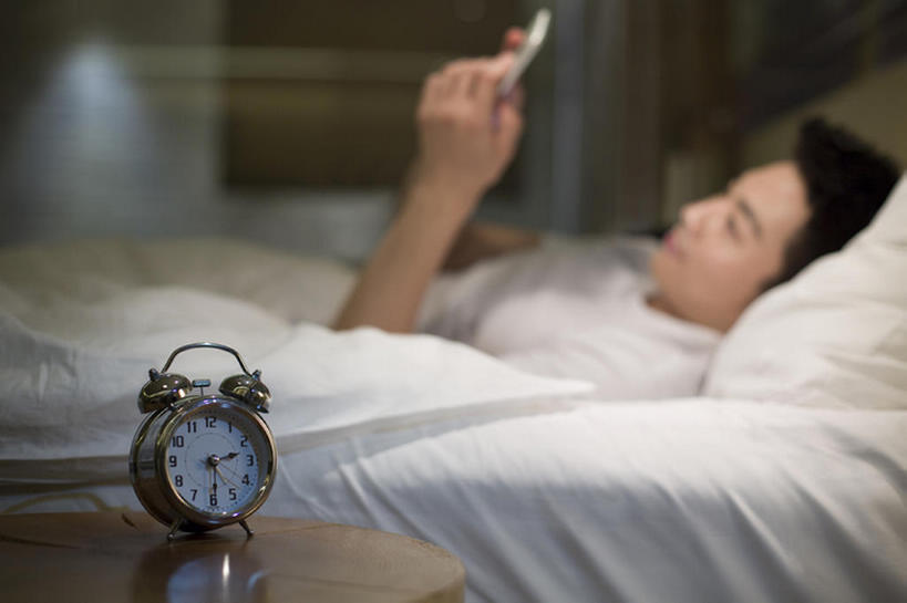 东方人,成年人,一个人,家,横图,室内,白天,侧面,互联网,技术,床,卧室,城市,建筑,手机,闹钟,北京,中国,亚洲,仅一个男性,仅一个人,连接,握,房屋,公寓,联系,T恤,休闲装,现代,仅一个年轻男性,枕头,看,短袖,握着,摄影,生活方式,午夜,住房,简单,发短信,房地产,网上冲浪,家居服,棉被,智能手机,东亚,计时工具,无线电技术,上网,男人,男性,年轻男性,亚洲人,中国人,年轻人,沟通,躺着,仰卧,半身,彩图,bj175