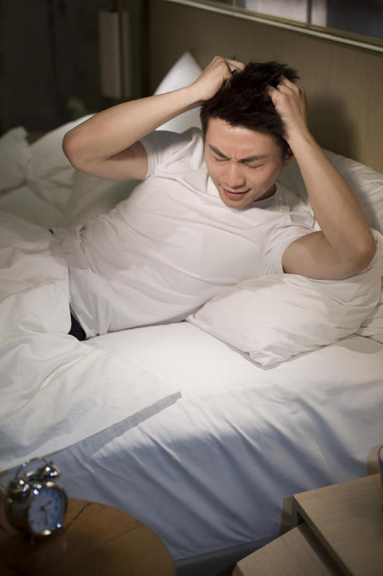 东方人,成年人,一个人,家,摸,竖图,室内,白天,正面,床,卧室,城市,建筑,闹钟,北京,中国,亚洲,仅一个男性,仅一个人,抚摸,生气,房屋,公寓,T恤,休闲装,现代,仅一个年轻男性,枕头,疲倦,皱眉,短袖,抓,摄影,生活方式,头痛,疾病,疲劳,午夜,住房,简单,疲惫,房地产,问题,家居服,困乏,棉被,东亚,计时工具,疲乏,挫败,委顿,疲困,疲顿,疲钝,倦怠,怠倦,黑眼圈,男人,男性,年轻男性,亚洲人,中国人,年轻人,闭着眼睛,触摸,接触,躺着,仰卧,半身,彩图,闷闷不乐,失眠症,bj175