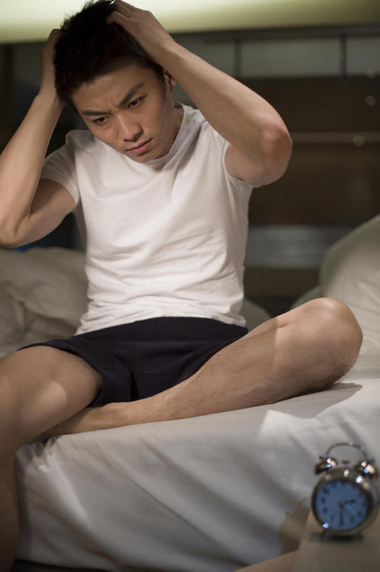 东方人,成年人,一个人,家,摸,竖图,室内,白天,正面,床,卧室,城市,建筑,闹钟,北京,中国,亚洲,仅一个男性,仅一个人,抚摸,短裤,生气,房屋,公寓,T恤,休闲装,现代,仅一个年轻男性,枕头,疲倦,皱眉,短袖,抓,摄影,生活方式,头痛,疾病,疲劳,午夜,住房,简单,疲惫,房地产,问题,家居服,困乏,棉被,东亚,计时工具,疲乏,挫败,委顿,疲困,疲顿,疲钝,倦怠,怠倦,黑眼圈,男人,男性,年轻男性,亚洲人,中国人,年轻人,触摸,接触,坐着,彩图,闷闷不乐,失眠症,bj175