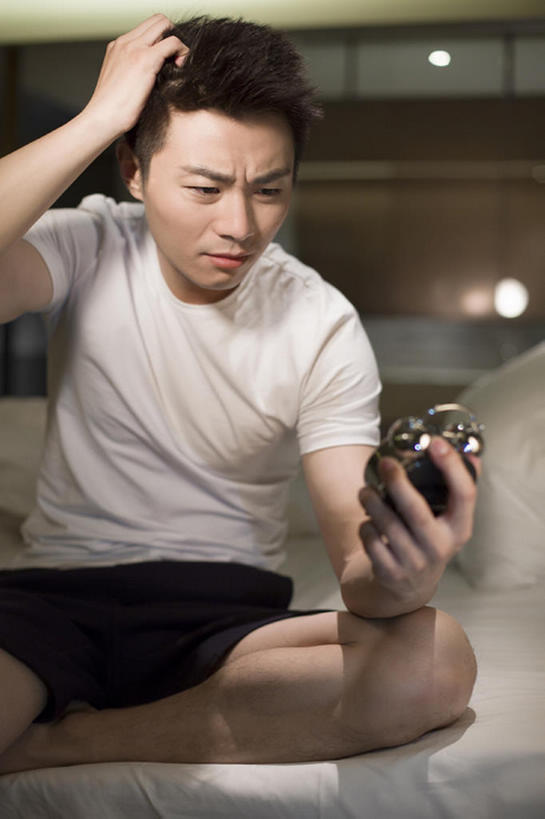 东方人,成年人,一个人,家,摸,竖图,室内,白天,正面,床,卧室,城市,建筑,闹钟,北京,中国,亚洲,仅一个男性,仅一个人,抚摸,短裤,生气,房屋,公寓,T恤,休闲装,现代,仅一个年轻男性,枕头,疲倦,皱眉,短袖,抓,摄影,生活方式,头痛,疾病,疲劳,午夜,住房,核对,简单,疲惫,房地产,问题,家居服,困乏,棉被,东亚,计时工具,疲乏,挫败,委顿,疲困,疲顿,疲钝,倦怠,怠倦,黑眼圈,男人,男性,年轻男性,亚洲人,中国人,年轻人,触摸,接触,坐着,彩图,闷闷不乐,失眠症,校对,校勘,bj175