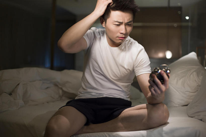 东方人,成年人,一个人,家,摸,横图,室内,白天,正面,床,卧室,城市,建筑,闹钟,北京,中国,亚洲,仅一个男性,仅一个人,抚摸,短裤,生气,房屋,公寓,T恤,休闲装,现代,仅一个年轻男性,枕头,疲倦,皱眉,短袖,抓,摄影,生活方式,头痛,疾病,疲劳,午夜,住房,核对,简单,疲惫,房地产,问题,家居服,困乏,棉被,东亚,计时工具,疲乏,挫败,委顿,疲困,疲顿,疲钝,倦怠,怠倦,黑眼圈,男人,男性,年轻男性,亚洲人,中国人,年轻人,触摸,接触,坐着,彩图,闷闷不乐,失眠症,校对,校勘,bj175