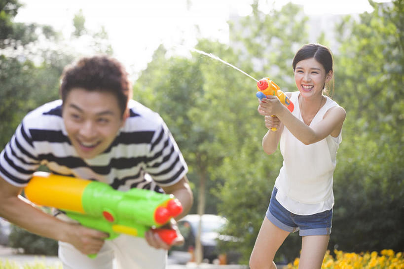 东方人,成年人,两个人,丈夫,妻子,公园,跑,笑,微笑,露齿笑,横图,室外,白天,正面,爱情,快乐,兴奋,幸福,射击,水,植物,玩具,北京,中国,亚洲,喷,湿,握,短裤,溅,浪漫,玩,T恤,休闲装,现代,刺激,树,绿色,夏天,休闲,温暖,温馨,短袖,恩爱,放松,活力,乐趣,亲密,握着,恋人,摄影,生活方式,和睦,享乐,东亚,陪同,喷出,陪伴,无忧无虑,玩具水枪,男人,男性,年轻男性,年轻女性,女人,女性,亚洲人,中国人,年轻人,情侣,休闲活动,彩图,欢乐,伴侣,融洽,闪避,伴随,bj175