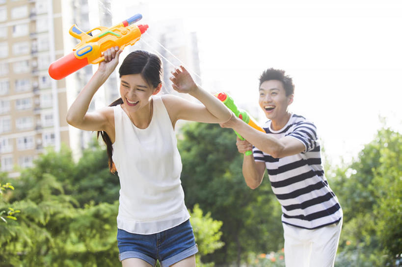 东方人,成年人,两个人,丈夫,妻子,公园,跑,笑,微笑,露齿笑,横图,室外,白天,正面,爱情,度假,快乐,兴奋,幸福,射击,美景,水,植物,城市风光,城市,玩具,北京,中国,亚洲,喷,湿,握,短裤,溅,景观,浪漫,玩,T恤,休闲装,娱乐,现代,刺激,树,绿色,社区,夏天,享受,休闲,温暖,温馨,短袖,景色,恩爱,放松,活力,乐趣,亲密,握着,恋人,摄影,生活方式,和睦,享乐,都市风光,东亚,陪同,喷出,陪伴,无忧无虑,玩具水枪,男人,男性,年轻男性,年轻女性,女人,女性,亚洲人,中国人,年轻人,情侣,休闲活动,彩图,欢乐,伴侣,融洽,居住区,闪避,伴随,bj175