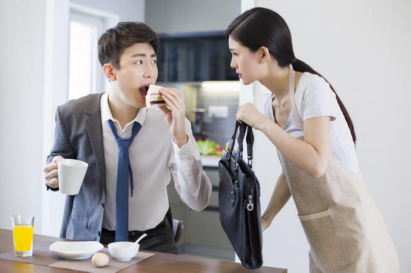 果汁,东方人,成年人,两个人,家庭,丈夫,妻子,商务人士,家庭主妇,商务男性,家,吃,横图,室内,白天,正面,衬衫,爱情,吃饭,家务,商务,早餐,餐桌,桌子,杯子,椅子,北京,中国,亚洲,喝,握,准备,竹制,套装,正装,包,公文包,围裙,饭厅,房屋,公寓,鸡蛋,粥,三明治,食品,领带,饮品,浪漫,T恤,休闲装,穿,饮食,餐饮,食物,饮料,盘子,碗,站着,张嘴,职业,温暖,温馨,一家人,面对面,恩爱,亲密,握着,恋人,摄影,生活方式,协助,和睦,竹制品,关爱,可口,紧急,桔子汁,房地产,商务装,家居服,张大嘴巴,工薪阶层,东亚,健康食物,陪同,适口,陪伴,寿司帘,寿司席,寿司竹,寿司竹卷,寿司竹席,男人,男性,年轻男性,年轻女性,女人,女性,亚洲人,中国人,年轻人,情侣,白领,上班族,张开嘴,半身,彩图,衬衣,伴侣,融洽,办公室职员,过期,伴随,bj175