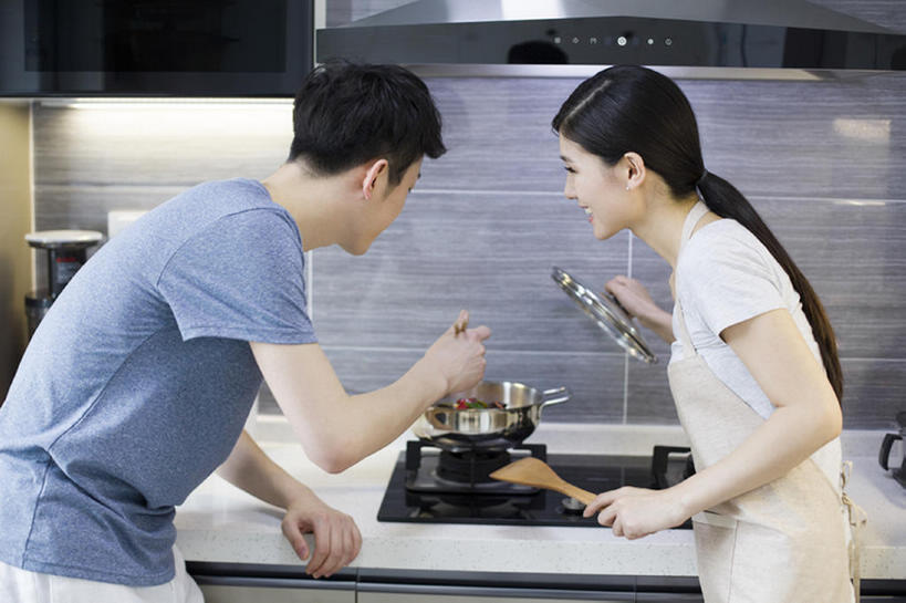 东方人,成年人,两个人,家庭,丈夫,妻子,家庭主妇,家,笑,微笑,露齿笑,横图,室内,白天,侧面,爱情,家务,烹饪,中餐,快乐,幸福,厨房,筷子,辣椒,蔬菜,北京,中国,亚洲,握,准备,新鲜,围裙,房屋,灶台,公寓,青椒,炒菜,肉,料理,美味,食品,饮品,浪漫,T恤,勺,休闲装,猪肉,小炒肉,菜肴,美食,肉类,饮食,食物,饮料,站着,做,休闲,温暖,温馨,一家人,中式,恩爱,亲密,握着,恋人,摄影,佳肴,有机食品,绿色食品,生活方式,中华料理,和睦,享乐,可口,房地产,五花肉,川菜,家居服,肉食,抽油烟机,东亚,健康食物,陪同,辣角,红海椒,大椒,辣虎,广椒,豚肉,菜椒,适口,陪伴,四川菜,肋条肉,三层肉,男人,男性,年轻男性,年轻女性,女人,女性,亚洲人,中国人,年轻人,情侣,烹调用具,甜椒,柿子椒,辣子,红辣椒,海椒,番椒,灯笼椒,烹调,说话,半身,彩图,欢乐,伴侣,融洽,尝,伴随,bj175