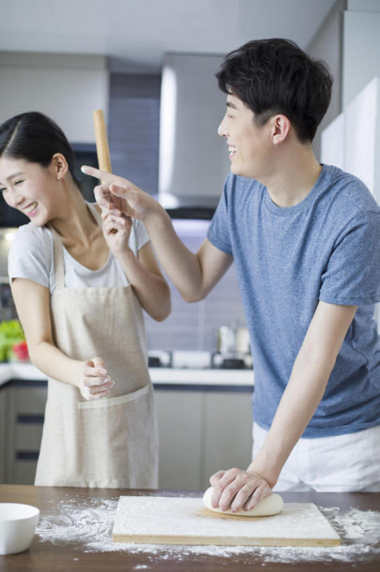东方人,成年人,鼻子,两个人,家庭,丈夫,妻子,家庭主妇,家,笑,微笑,露齿笑,竖图,室内,白天,正面,爱情,家务,快乐,幸福,厨房,北京,中国,亚洲,连接,握,准备,并排,擀面杖,围裙,房屋,公寓,面粉,食品,案板,饮品,浪漫,玩,T恤,休闲装,饮食,食物,饮料,站着,做,休闲,温暖,温馨,一家人,揉,恩爱,乐趣,亲密,淘气,握着,恋人,摄影,生活方式,幽默,和睦,享乐,可口,房地产,家居服,东亚,陪同,适口,陪伴,男人,男性,年轻男性,年轻女性,女人,女性,亚洲人,中国人,年轻人,鼻,鼻孔,情侣,烹调用具,触摸,烹调,彩图,爱,欢乐,伴侣,融洽,小麦面粉,闪避,伴随,bj175