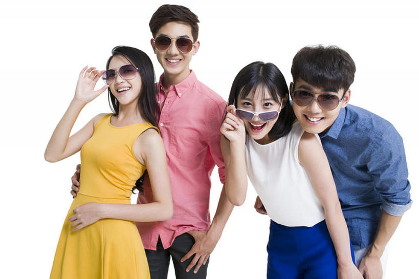 东方人,成年人,四个人,学生,笑,微笑,露齿笑,横图,留白,正面,衬衫,爱情,时尚,快乐,友谊,幸福,信心,北京,中国,亚洲,连接,弯腰,短裤,服装,浪漫,注视,休闲装,衣服,太阳镜,观察,看,站着,休闲,温暖,温馨,同学,恩爱,活力,亲密,搭,约会,恋人,摄影,服饰,观看,和睦,察看,享乐,合影,衣着,穿着,搭着,关注,肖像,东亚,陪同,衣饰,陪伴,男人,男性,年轻男性,年轻女性,女人,女性,亚洲人,中国人,年轻人,情侣,大学生,彩图,影棚拍摄,欢乐,伴侣,融洽,开领,伴随,bj175