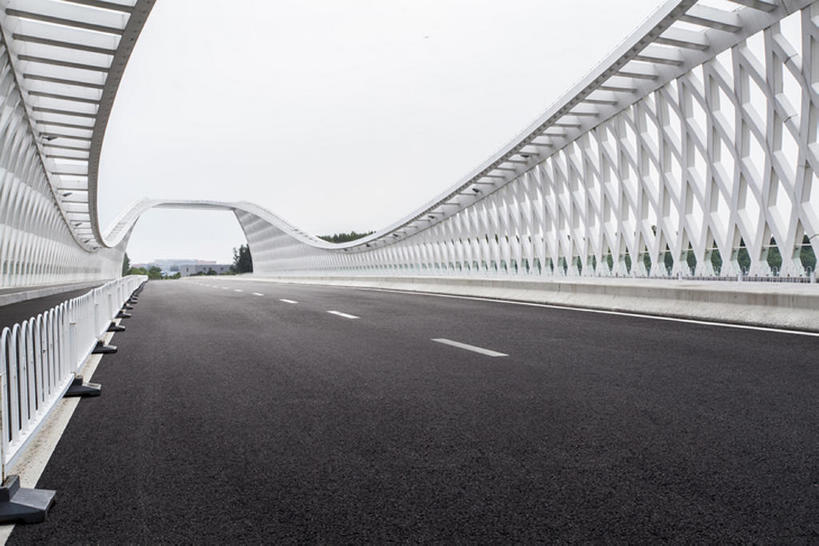 无人,栏杆,横图,室外,白天,留白,旅游,道路,高速公路,建筑,路,公路,北京,中国,亚洲,弯曲,直线,云,桥,分界线,车道,交通,现代,风景,天空,摄影,宁静,柏油路,沥青,东亚,马路,彩图,没影点,旅行,建筑结构,广角,汽车广告背景图,bj175