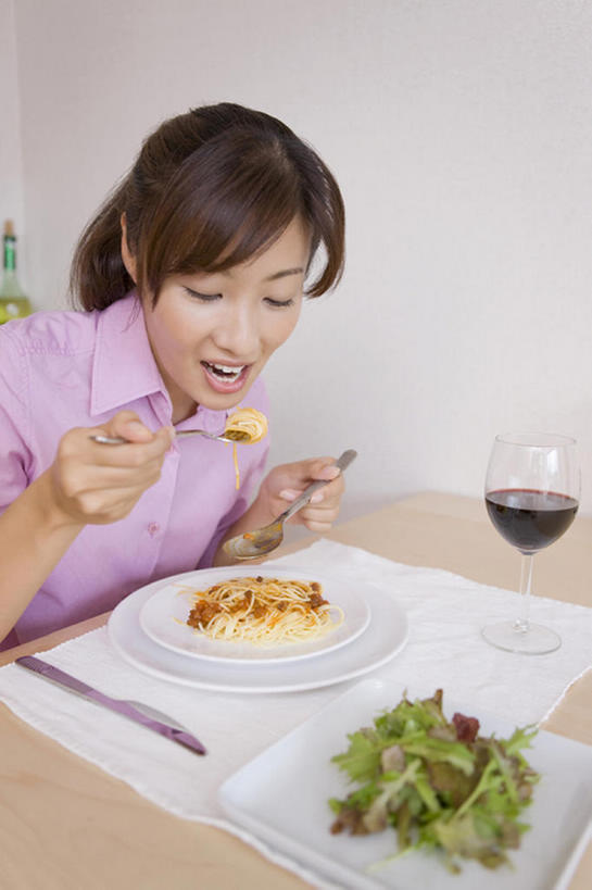 东方人,成年人,一个人,家庭,坐,吃,室内,晚餐,仅一个年轻女性,仅一个女性,仅一个人,休闲,温暖,温馨,一家人,生活方式,和睦,马尾辫,意大利细面条,无忧无虑,年轻女性,女人,女性,亚洲人,年轻人,休闲活动,半身,融洽,bj175