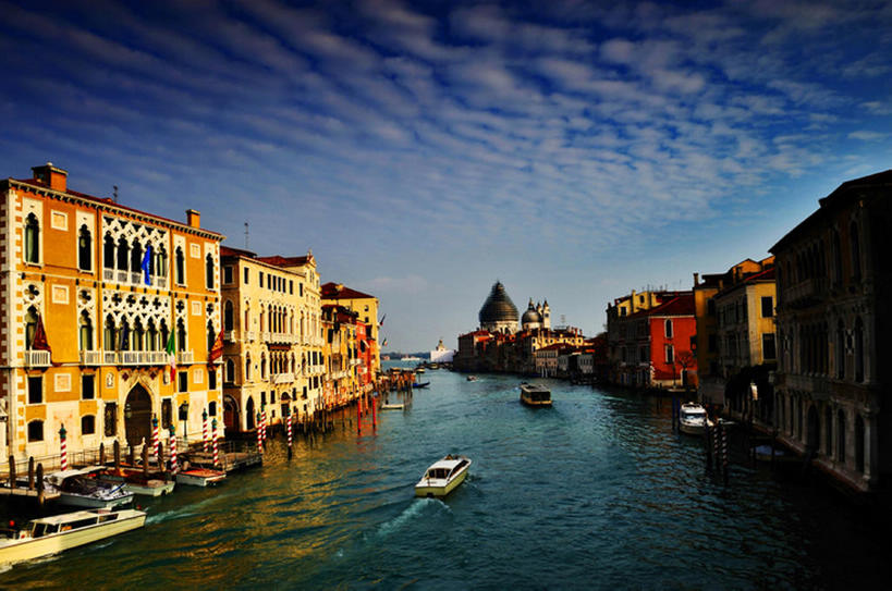 无人,横图,室外,白天,留白,度假,探险,美景,建筑,意大利,威尼斯,波纹,景观,云,快艇,古典,历史,蓝色,风景,天空,自然,木桩,景色,放松,探索,运输,摄影,宁静,运河,享乐,自然风光,意大利文化,欧洲文化,圣玛莉亚安泰教堂,冒险,休闲活动,彩图,大教堂,大运河,bj175