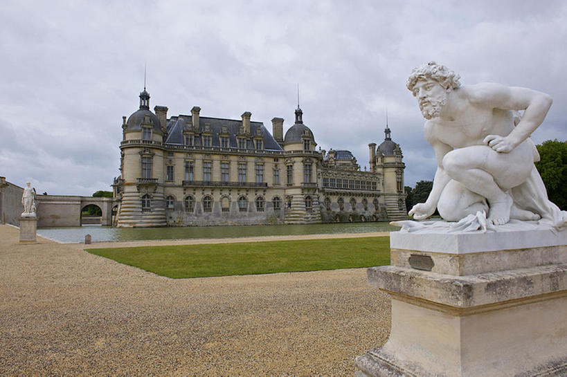 无人,横图,室外,白天,旅游,度假,名胜古迹,标志建筑,地标,建筑,雕塑,法国,欧洲,遗迹,艺术,标志,雕像,符号,花坛,城堡,宏伟,古迹,历史,文物,娱乐,标识,建设,古建筑,风景,地标建筑,享受,休闲,旅游胜地,放松,摄影,建造,古文明,性别符号,尚蒂伊城堡,彩图,旅行,男性符号,bj175