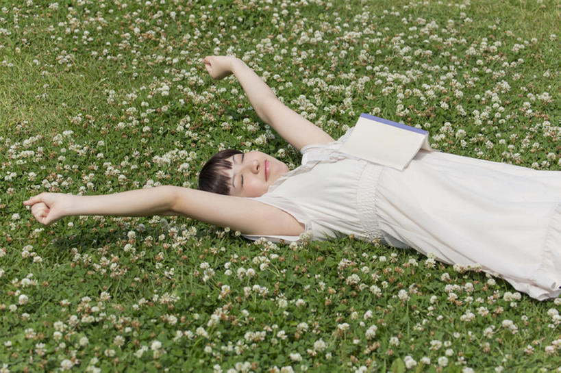 东方人,成年人,一个人,公园,横图,室外,白天,侧面,幸福,草地,仅一个年轻女性,仅一个女性,仅一个人,伸展,野花,美丽,休闲装,草,花,绿色,读,舒展,摄影,享乐,年轻女性,女人,女性,亚洲人,中国人,年轻人,书,闭着眼睛,躺着,仰卧,半身,彩图,bj175