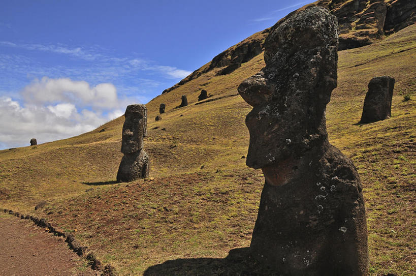 无人,公园,横图,室外,白天,侧面,旅游,度假,石头,名胜古迹,山,标志建筑,地标,建筑,雕塑,复活节岛,智利,遗迹,雕像,地形,古迹,历史,文物,娱乐,建设,古建筑,世界遗产,风景,天空,享受,休闲,旅游胜地,南美,放松,摄影,宁静,南美洲,国家公园,拉丁美洲,美洲,古文明,远古,复活节岛石像,波利尼西亚,摩艾石像,亚美利加洲,南亚美利加洲,复活岛,智利共和国,古代文明,摩艾像,拉帕.努伊国家公园,拉帕努伊国家公园,波利尼西亚群岛,彩图,旅行,复活节岛人像,赫布亚岛,拉帕努伊岛,毛埃石像,摩阿仪,摩埃石像,莫阿伊,帕赛兰,伊斯特岛,bj175