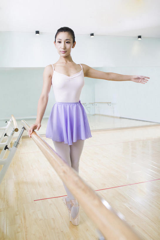 东方人,成年人,一个人,微笑,竖图,室内,白天,正面,裙子,快乐,幸福,信心,地板,鞋子,北京,中国,亚洲,仅一个年轻女性,仅一个女性,仅一个人,设备,运动器械,站着,器械,健身器械,平衡,摄影,生活方式,踮脚,高雅,优美,享乐,练习,发髻,紧身裤,爱好,芭蕾舞鞋,健身器材,舞蹈教室,东亚,舞蹈把杆,把杆,练功杆,舞蹈杆,芭蕾舞,年轻女性,女人,女性,亚洲人,中国人,年轻人,舞者,张开手臂,彩图,全身,欢乐,舞蹈,运动器材,芭蕾舞者,bj175
