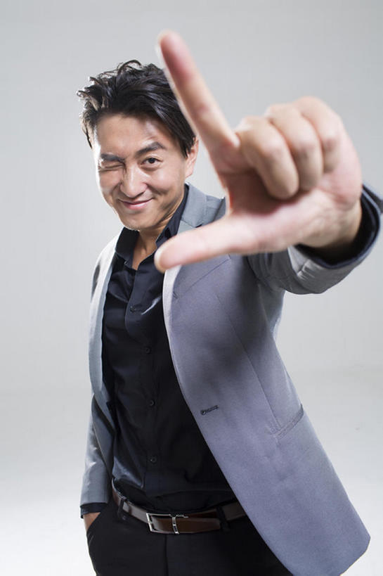 东方人,成年人,一个人,微笑,竖图,留白,正面,时尚,快乐,幸福,信心,北京,中国,亚洲,仅一个男性,仅一个人,灰色背景,套装,正装,注视,仅一个年轻男性,观察,看,手势,站着,表情,手指,摄影,观看,察看,眨眼,酷,享乐,关注,瞄准,东亚,男人,男性,年轻男性,亚洲人,中国人,年轻人,两手抄兜,张开手臂,彩图,影棚拍摄,欢乐,打手势,开领,bj175