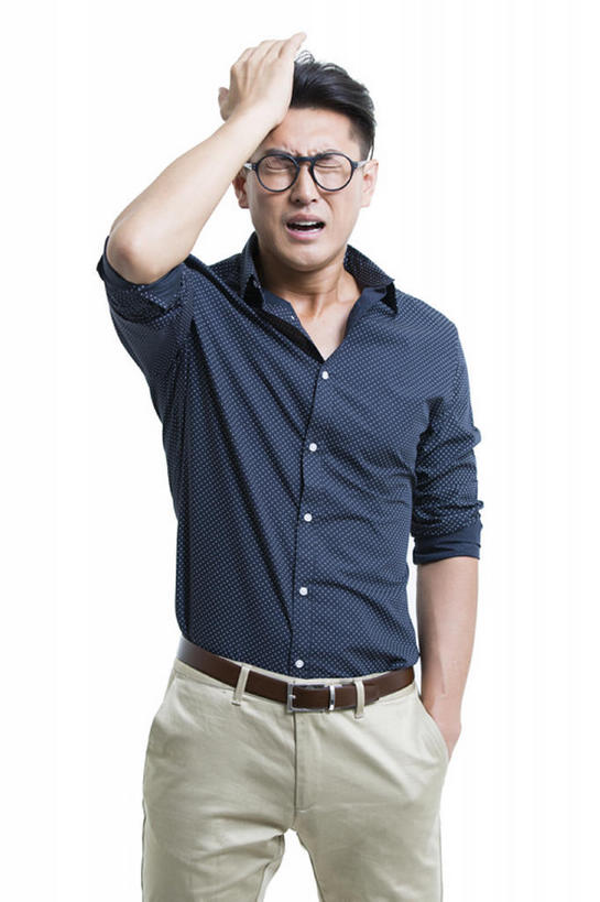 东方人,成年人,一个人,竖图,留白,正面,衬衫,北京,中国,亚洲,仅一个男性,仅一个人,灰色背景,沮丧,眼镜,仅一个年轻男性,站着,表情,皱眉,压力,摄影,失望,幽默,悲伤,后悔,头痛,疾病,伤心,绝望,难过,忧虑,消极,痛苦,问题,情绪,东亚,挫败,悲哀,哀痛,悲戚,悲痛,男人,男性,年轻男性,亚洲人,中国人,年轻人,闭着眼睛,两手抄兜,彩图,影棚拍摄,开领,bj175