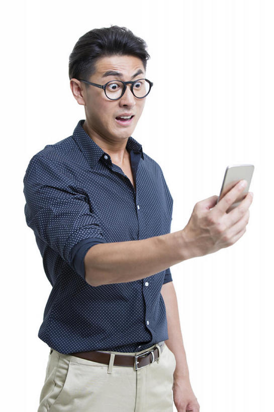 东方人,成年人,一个人,竖图,留白,正面,衬衫,时尚,技术,手机,北京,中国,亚洲,仅一个男性,仅一个人,连接,握,灰色背景,眼镜,联系,仅一个年轻男性,看,站着,表情,皱眉,握着,摄影,幽默,疑惑,发短信,问题,智能手机,质疑,东亚,无线电技术,猜忌,猜疑,震惊,男人,男性,年轻男性,亚洲人,中国人,年轻人,沟通,彩图,影棚拍摄,疑心,开领,怀疑,bj175