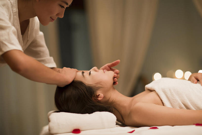 东方人,成年人,脸,头,脸颊,两个人,服务员,按摩师,美容师,美容院,微笑,横图,室内,侧面,制服,按摩,美容,快乐,幸福,床,北京,中国,亚洲,护肤,包裹,纺织物,床单,美丽,被子,裸露,顾客,花瓣,毛巾,清洁,站着,保养,享受,休闲,健康,舒服,放松,服务,SPA水疗,保健,温泉浴场,摄影,生活方式,皮肤,保暖,光滑,贵宾,高雅,舒适,被单,享乐,化妆用品,裸,面部护理,面部按摩,透气,东亚,养颜,按摩床,防水,柔和,细腻,替代疗法,平滑,储水,耐磨,吸水,美化,年轻女性,女人,女性,亚洲人,中国人,年轻人,头部,脸部,脸蛋,面部,服务生,侍者,矿泉疗养地,躺着,仰卧,半身,彩图,水疗,欢乐,搓背床,理疗床,美容床,指压床,美人,bj175