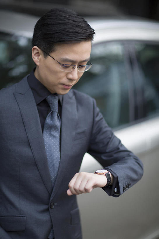东方人,成年人,中年人,一个人,商务人士,商务男性,竖图,室外,白天,正面,衬衫,西装,商务,智慧,成功,信心,汽车,北京,中国,亚洲,仅一个男性,仅一个人,仅一个中年男性,套装,正装,手表,眼镜,领带,看,靠,靠着,站着,职业,财富,摄影,等候,腕表,权威,领导,高雅,核对,经理,成就,商务装,等,工薪阶层,东亚,一套,把握,男人,男性,中年男性,亚洲人,中国人,白领,上班族,半身,彩图,衬衣,首席执行官,上层阶级,掌控,校对,校勘,bj175
