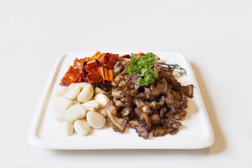 无人,横图,白色背景,静物,中国,亚洲,准备,肉,美味,食品,饮品,猪肉,饮食,餐饮,食物,饮料,盘子,中国菜,健康,摄影,蒜瓣,膳食,可口,五花肉,肉制品,东亚,健康食物,适口,红辣椒,大蒜,彩图,影棚拍摄,装饰菜,bj175