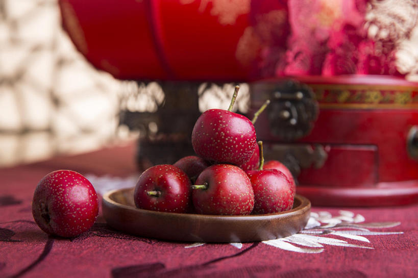 无人,横图,运气,静物,水果,照明,中国,春节,亚洲,风俗,灯笼,纸灯笼,食品,古典,餐盘,首饰盒,传统,装饰品,桌布,红色,灯具,山楂,概念,山楂树,精神,摄影,照亮,仪式,照明设备,中国文化,典礼,古典风格,东亚,东亚文化,元旦,红果,制度,彩图,传统文化,胭脂果,传统节日,bj175