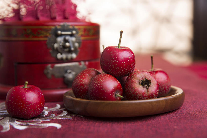 无人,横图,运气,静物,水果,中国,春节,亚洲,风俗,食品,古典,首饰盒,传统,装饰品,桌布,红色,山楂,概念,山楂树,精神,摄影,仪式,中国文化,典礼,古典风格,东亚,东亚文化,元旦,红果,制度,彩图,传统文化,胭脂果,传统节日,bj175