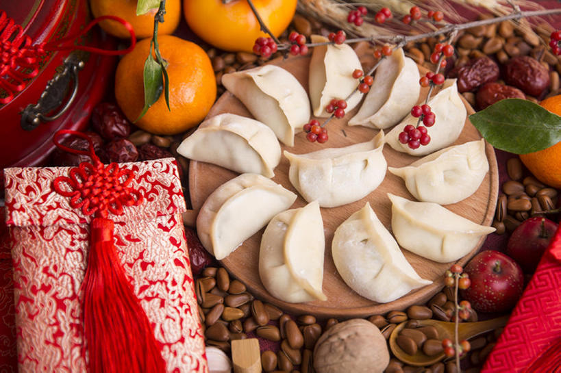 无人,横图,运气,静物,中国,春节,亚洲,风俗,丰富,美味,食品,饺子,古典,传统,松子,主食,饮食,装饰品,红色,盘子,中国结,中国菜,山楂,概念,山楂树,精神,摄影,红包,仪式,中国文化,典礼,东亚,东亚文化,健康食物,胡桃,元旦,红果,制度,桔子,彩图,高角度拍摄,传统文化,胭脂果,枣糕,传统节日,bj175