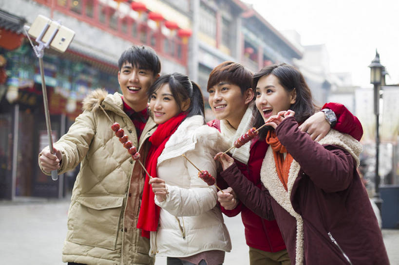 东方人,成年人,四个人,笑,吃,微笑,露齿笑,横图,室外,白天,正面,爱情,度假,快乐,友谊,幸福,技术,美景,城市风光,城市,胡同,街道,手机,北京,中国,春节,亚洲,漫步,握,风俗,节日,庆祝,装饰,并排,景观,冬天,美味,食品,饮品,浪漫,休闲装,娱乐,传统,饮食,食物,饮料,拍照,围巾,中国菜,甜食,看,站着,享受,休闲,温暖,温馨,景色,恩爱,放松,精神,亲密,握着,自拍,恋人,摄影,生活方式,围脖,糖葫芦,保暖,华丽,点缀,和睦,享乐,仪式,御寒,都市风光,可口,中国文化,典礼,市区,智能手机,东亚,陪同,衬托,美观,雅致,雅观,无线电技术,元旦,制度,适口,陪伴,男人,男性,年轻男性,年轻女性,女人,女性,亚洲人,中国人,年轻人,情侣,休闲活动,半身,彩图,欢乐,照相,伴侣,融洽,传统文化,冬衣,传统节日,伴随,自拍杆