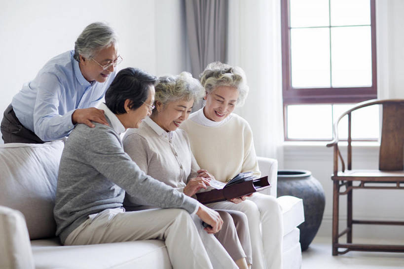 东方人,成年人,老年人,头发,四个人,丈夫,妻子,家,笑,微笑,露齿笑,横图,室内,白天,正面,聚会,快乐,友谊,幸福,窗户,沙发,北京,中国,亚洲,连接,握,相册,眼镜,聚餐,年轻,休闲装,白色,看,休闲,健康,放松,亲密,搭,握着,摄影,生活方式,怀旧,退休,起居室,享乐,搭着,关爱,记忆,东亚,陪同,疗养院,陪伴,老年男性,老年女性,男人,男性,女人,女性,亚洲人,中国人,情侣,休闲活动,说话,坐着,彩图,欢乐,和蔼,人老心不老,伴随