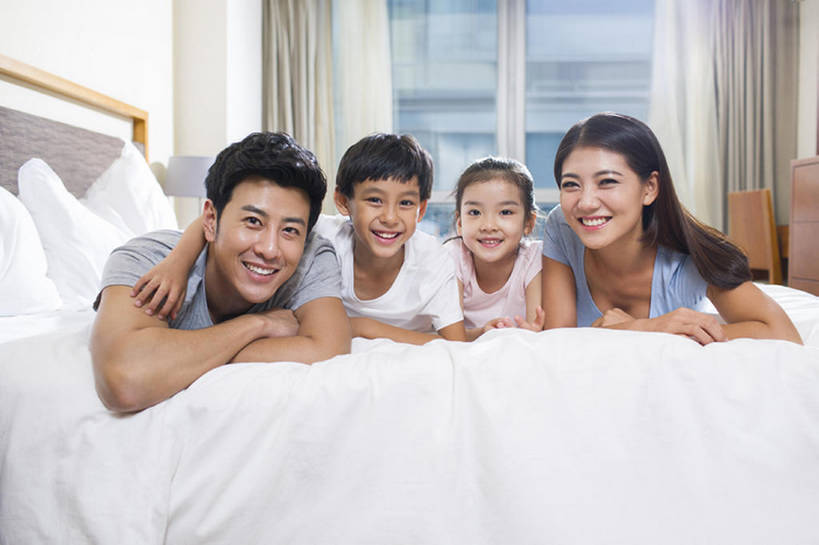 东方人,儿童,成年人,四个人,家庭,夫妻,丈夫,妻子,父母,母亲,父亲,女儿,儿子,兄弟,姐妹,家,站,笑,微笑,露齿笑,横图,室内,白天,正面,爱情,快乐,幸福,纯洁,床,卧室,城市,北京,中国,亚洲,一排,连接,整齐,并排,房屋,公寓,浪漫,注视,休闲装,排列,小孩,观察,看,趴着,站着,休闲,舒服,温暖,温馨,父子,母子,一家人,短袖,恩爱,放松,父爱,可爱,母爱,亲密,童年,童趣,搭,恋人,摄影,生长,生活方式,观看,和睦,察看,舒适,享乐,早晨,搭着,队列,关爱,关注,亲情,房地产,肖像,家居服,棉被,童真,东亚,烂漫,无邪,陪同,陪伴,无忧无虑,天真,男孩,男人,男性,年轻男性,年轻女性,女孩,女人,女性,亚洲人,中国人,孩子,年轻人,夫妇,情侣,全家福,躺着,站立,彩图,全身,欢乐,伴侣,融洽,男生,伴随