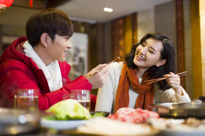 啤酒,东方人,成年人,两个人,笑,吃,微笑,露齿笑,横图,室内,正面,毛衣,爱情,吃饭,快乐,幸福,餐桌,筷子,桌子,蔬菜,杯子,餐具,北京,中国,春节,亚洲,握,沸腾,风俗,节日,庆祝,装饰,冬天,肉,美味,食品,酒类,饮品,浪漫,休闲装,传统,火锅,饮食,餐饮,玻璃制品,食物,饮料,水杯,围巾,中国菜,休闲,温暖,温馨,面对面,恩爱,精神,亲密,喂,握着,约会,恋人,摄影,生活方式,围脖,保暖,华丽,照亮,点缀,和睦,享乐,仪式,御寒,膳食,关爱,可口,中国文化,典礼,东亚,东亚文化,健康食物,陪同,衬托,美观,雅致,雅观,元旦,制度,适口,陪伴,男人,男性,年轻男性,年轻女性,女人,女性,亚洲人,中国人,年轻人,情侣,玻璃杯,休闲活动,坐着,半身,彩图,爱,欢乐,餐馆,伴侣,融洽,传统文化,冬衣,传统节日,伴随