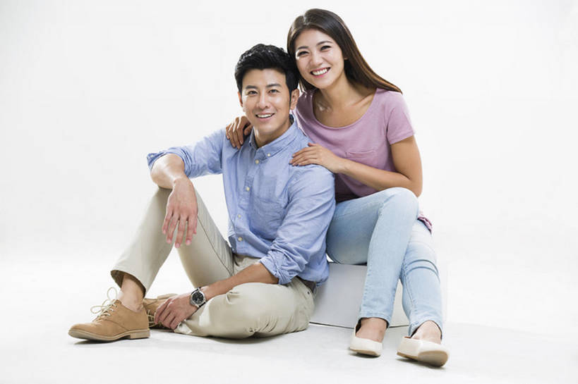 东方人,成年人,两个人,丈夫,妻子,坐,笑,微笑,露齿笑,横图,留白,白色背景,正面,衬衫,爱情,快乐,幸福,北京,中国,亚洲,连接,浪漫,注视,休闲装,观察,看,休闲,温暖,温馨,短袖,恩爱,亲密,搭,恋人,摄影,观看,和睦,察看,享乐,搭着,关注,肖像,东亚,陪同,陪伴,男人,男性,年轻男性,年轻女性,女人,女性,亚洲人,中国人,年轻人,情侣,坐着,彩图,全身,影棚拍摄,爱,欢乐,伴侣,融洽,伴随