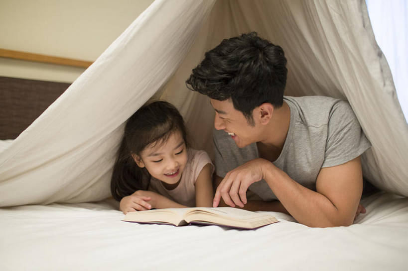 东方人,儿童,成年人,两个人,家庭,父母,父亲,女儿,家,站,笑,说,微笑,露齿笑,横图,室内,白天,正面,快乐,幸福,纯洁,床,卧室,城市,书籍,北京,中国,亚洲,覆盖,连接,学习,房屋,公寓,教育,休闲装,小孩,书本,教,看,趴着,站着,休闲,舒服,温暖,温馨,父女,一家人,放松,可爱,亲密,童年,童趣,读,摄影,生长,生活方式,和睦,隐藏,指着,舒适,享乐,关爱,亲情,房地产,家居服,棉被,童真,东亚,烂漫,无邪,陪同,陪伴,无忧无虑,天真,男孩,男人,男性,年轻男性,女孩,亚洲人,中国人,孩子,年轻人,书,图书,休闲活动,讲话,说话,躺着,站立,彩图,全身,欢乐,融洽,男生,伴随