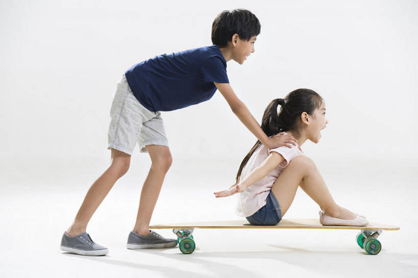 东方人,儿童,两个人,兄弟,姐妹,站,推,微笑,横图,留白,白色背景,侧面,快乐,兴奋,友谊,幸福,纯洁,北京,中国,亚洲,连接,弯腰,滑,短裤,玩,休闲装,刺激,小孩,夏天,站着,休闲,短袖,活力,可爱,乐趣,亲密,童年,童趣,搭,摄影,生长,滑板,享乐,搭着,亲情,童真,东亚,烂漫,无邪,陪同,陪伴,无忧无虑,天真,男孩,男人,男性,女孩,亚洲人,中国人,孩子,休闲活动,站立,张开手臂,坐着,彩图,全身,影棚拍摄,欢乐,滑板运动,男生,伴随