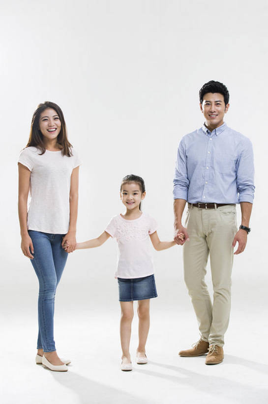 东方人,儿童,成年人,三个人,家庭,丈夫,妻子,父母,母亲,父亲,女儿,站,笑,微笑,露齿笑,竖图,留白,白色背景,正面,衬衫,快乐,幸福,纯洁,北京,中国,亚洲,连接,注视,休闲装,小孩,夏天,观察,看,站着,休闲,温暖,温馨,一家人,短袖,可爱,亲密,童年,童趣,摄影,生长,观看,和睦,察看,享乐,关爱,关注,亲情,肖像,童真,东亚,烂漫,无邪,陪同,陪伴,天真,男孩,男人,男性,年轻男性,年轻女性,女孩,女人,女性,亚洲人,中国人,孩子,年轻人,情侣,全家福,休闲活动,手牵手,站立,彩图,全身,影棚拍摄,欢乐,融洽,男生,伴随