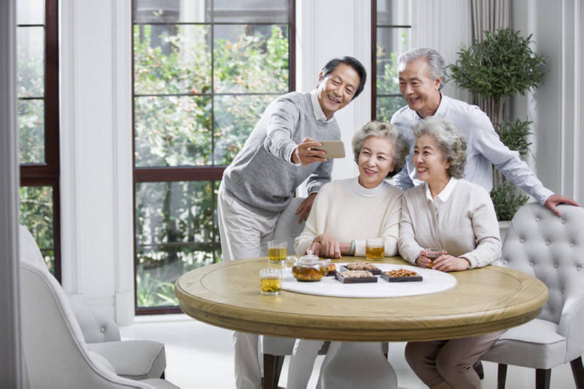 东方人,成年人,老年人,头发,四个人,家庭,丈夫,妻子,家,笑,微笑,露齿笑,横图,室内,白天,正面,聚会,下午茶,快乐,友谊,幸福,技术,茶,窗户,桌子,手机,北京,中国,亚洲,喝,连接,握,聚餐,食品,饮品,休闲装,小吃,饮食,食物,饮料,拍照,白色,茶壶,站着,休闲,健康,温暖,温馨,一家人,亲密,握着,自拍,摄影,生活方式,和睦,退休,享乐,关爱,可口,智能手机,东亚,陪同,无线电技术,适口,陪伴,老年男性,老年女性,男人,男性,女人,女性,亚洲人,中国人,情侣,休闲活动,坐着,彩图,欢乐,照相,和蔼,融洽,人老心不老,伴随