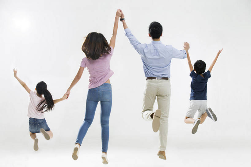 东方人,儿童,成年人,四个人,家庭,夫妻,丈夫,妻子,父母,母亲,父亲,女儿,儿子,兄弟,姐妹,站,跳,举,横图,留白,白色背景,衬衫,爱情,快乐,幸福,纯洁,北京,中国,亚洲,一排,连接,短裤,整齐,半空,浪漫,休闲装,排列,小孩,背面,夏天,托,站着,休闲,温暖,温馨,父子,母子,一家人,短袖,恩爱,父爱,活力,可爱,母爱,亲密,童年,童趣,恋人,摄影,生长,后背,和睦,享乐,队列,关爱,亲情,童真,东亚,烂漫,无邪,陪同,陪伴,天真,男孩,男人,男性,年轻男性,年轻女性,女孩,女人,女性,亚洲人,中国人,孩子,年轻人,夫妇,情侣,全家福,休闲活动,举起,举手,举着,手牵手,向上举,向上伸,向上托,站立,彩图,全身,影棚拍摄,欢乐,伴侣,融洽,男生,伴随