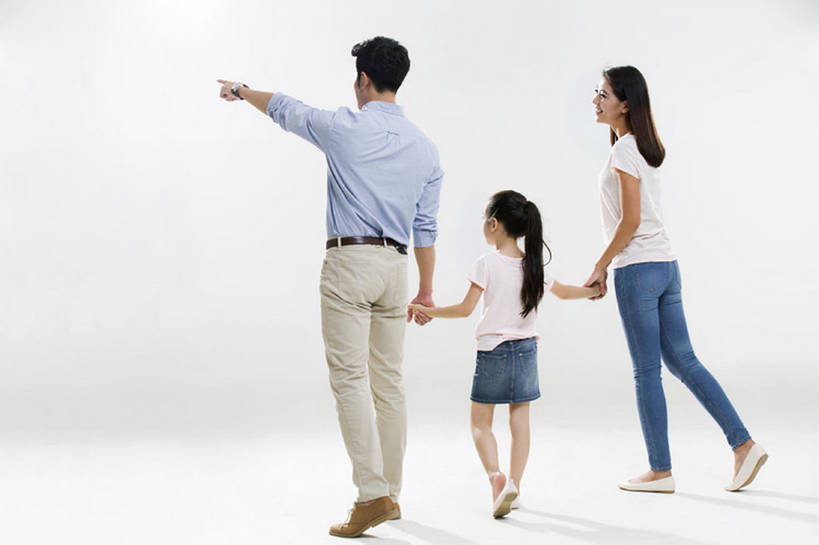 东方人,儿童,成年人,三个人,家庭,丈夫,妻子,父母,母亲,父亲,女儿,站,笑,微笑,露齿笑,横图,留白,白色背景,衬衫,快乐,幸福,纯洁,北京,中国,亚洲,连接,注视,休闲装,小孩,背面,夏天,观察,看,手势,站着,休闲,温暖,温馨,一家人,短袖,可爱,亲密,童年,童趣,摄影,生长,观看,后背,和睦,察看,指着,享乐,关爱,关注,亲情,出示,童真,东亚,烂漫,无邪,陪同,陪伴,天真,男孩,男人,男性,年轻男性,年轻女性,女孩,女人,女性,亚洲人,中国人,孩子,年轻人,情侣,全家福,休闲活动,步行,手牵手,站立,张开手臂,彩图,全身,影棚拍摄,欢乐,融洽,男生,打手势,伴随