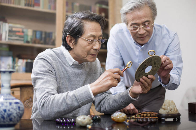东方人,成年人,老年人,头发,一个人,两个人,家,横图,室内,白天,正面,讨论,友谊,复古,书房,花瓶,北京,中国,亚洲,仅一个男性,仅一个人,握,检查,艺术,分析,放大镜,眼镜,休闲装,书桌,商贩,传统,看,站着,仅一个老年男性,休闲,亲密,握着,财富,摄影,放大,古董,查看,青花瓷,玉器,权威,退休,珍贵,专心,中国文化,爱好,手艺,古典风格,东亚,陪同,收集,古代文明,陪伴,判断,老年男性,男人,男性,亚洲人,中国人,商人,休闲活动,说话,坐着,半身,彩图,和蔼,传统文化,人老心不老,玉璧,伴随